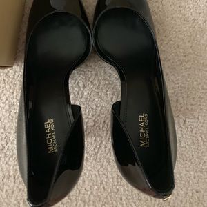 Patent leather black pumps